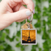 EU, Frankreich, Paris.  Eiffelturm. Schlüsselanhänger (Hand)