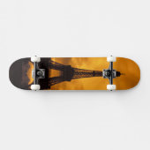 EU, Frankreich, Paris.  Eiffelturm. Skateboard (Horizontal)