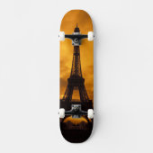 EU, Frankreich, Paris.  Eiffelturm. Skateboard (Vorderseite)