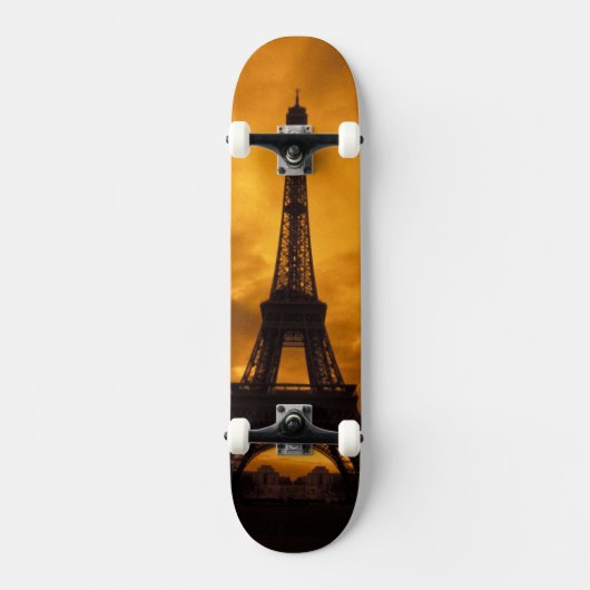 EU, Frankreich, Paris.  Eiffelturm. Skateboard (Vorderseite)