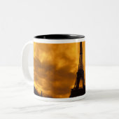 EU, Frankreich, Paris.  Eiffelturm. Zweifarbige Tasse (Vorderseite Links)