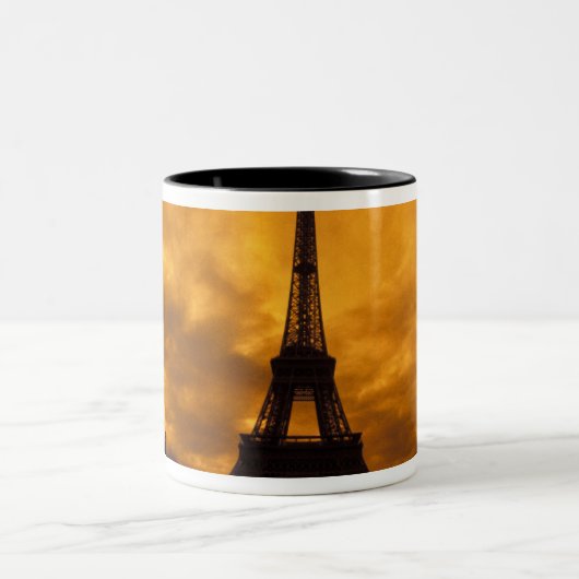 EU, Frankreich, Paris.  Eiffelturm. Zweifarbige Tasse (Mittel)