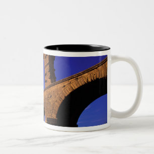 EU, Frankreich, Provence, Gard, Pont du Gard. 3 Zweifarbige Tasse