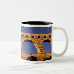 EU, Frankreich, Provence, Gard, Pont du Gard. Römi Zweifarbige Tasse