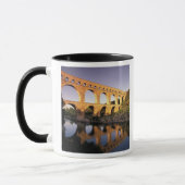 EU, Frankreich, Provence, Gard, Pont du Gard. Tasse (Links)