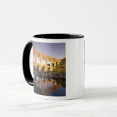 EU, Frankreich, Provence, Gard, Pont du Gard. Tasse (Vorderseite Links)