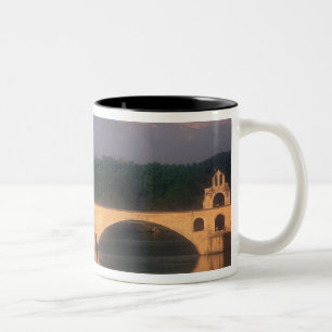 EU, Frankreich, Provence, Vaucluse, Avignon. Pont Zweifarbige Tasse