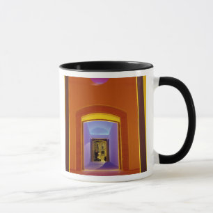 EU, Spanien, Barcelona. Erleuchtete Tür in der Näh Tasse