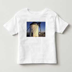 EU, Spanien, Consuegro, La Mancha. Windmühlen und Kleinkind T-shirt