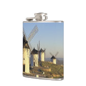 EU, Spanien, La Mancha, Consuegra. Windmühlen und Flachmann (Links)