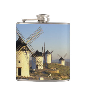 EU, Spanien, La Mancha, Consuegra. Windmühlen und Flachmann