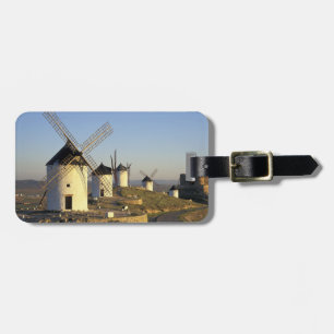 EU, Spanien, La Mancha, Consuegra. Windmühlen und Gepäckanhänger