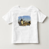 EU, Spanien, La Mancha, Consuegra. Windmühlen und Kleinkind T-shirt (Vorderseite)