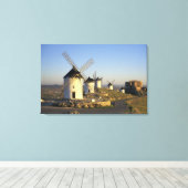 EU, Spanien, La Mancha, Consuegra. Windmühlen und Leinwanddruck (Insitu (Holzboden))
