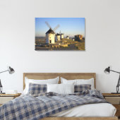 EU, Spanien, La Mancha, Consuegra. Windmühlen und Leinwanddruck (Insitu (Schlafzimmer))