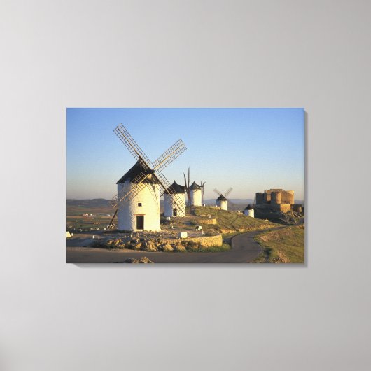 EU, Spanien, La Mancha, Consuegra. Windmühlen und Leinwanddruck (Vorderseite)