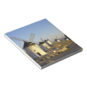 EU, Spanien, La Mancha, Consuegra. Windmühlen und Notizblock (angewinkelt)