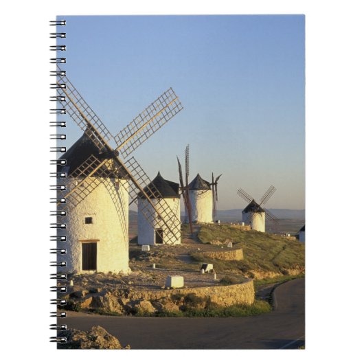 EU, Spanien, La Mancha, Consuegra. Windmühlen und Notizblock (Vorderseite)