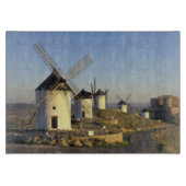 EU, Spanien, La Mancha, Consuegra. Windmühlen und Schneidebrett (Vorderseite)