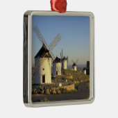 EU, Spanien, La Mancha, Consuegra. Windmühlen und Silbernes Ornament (Rechts)