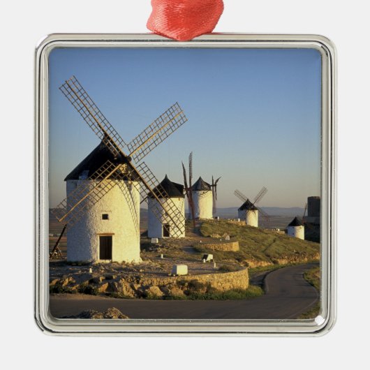 EU, Spanien, La Mancha, Consuegra. Windmühlen und Silbernes Ornament (Vorne)