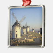 EU, Spanien, La Mancha, Consuegra. Windmühlen und Silbernes Ornament (Links)