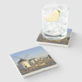 EU, Spanien, La Mancha, Consuegra. Windmühlen und Steinuntersetzer (Seitenansicht)
