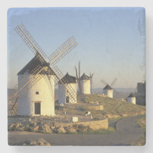 EU, Spanien, La Mancha, Consuegra. Windmühlen und Steinuntersetzer