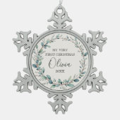 Eucalyptus Baby First Christmas Minimalistisch Mod Schneeflocken Zinn-Ornament (Vorderseite)