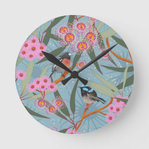 Eucalyptus Flowers with Birds in Pink and Blue Runde Wanduhr