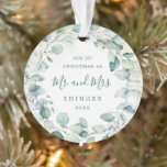 Eucalyptus Greenery Mr. and Mrs Newlywed Foto Ornament<br><div class="desc">Elegantes Acrylschmuck mit einem Kranz aus Eukalyptus-Blätter und Grün mit einem Hauch von Blau mit "Unser erstes Weihnachtsfest als Mr. und Mrs." zusammen mit Ihrem Nachnamen und Jahr in dunkelgrün über einem pastellfarbenen Wasserfarbenwaschgang. Die Rückseite hat Ihr Lieblings-Hochzeitsfest Foto. Dieses rustikale botanische Ornament ist auch ein großartiges Geschenk für ein...</div>