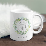 Eucalyptus Wreath Bridesmaid Kaffeetasse<br><div class="desc">Die Tasse ist ein süßer und eleganter Ehering-Sake für Ihr Brautparty,  mit einem Aquarellkranz von Salbei-grünen Eukalyptus-Blätter und Blättern mit "Brautjungfrau",  die in handgeschriebenen Schriftzeichen eingeschrieben ist. Personalisieren Sie sich mit Ihrem Hochzeitsdatum unten. Entworfen,  um unsere Eukalyptus Wreath Kollektion zu ergänzen.</div>