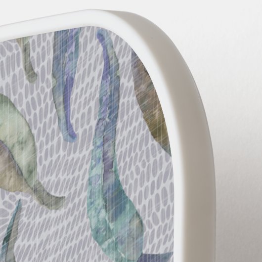 Eukalyptus-Blätter in Pink Pickleball Schläger (Linke Seite)