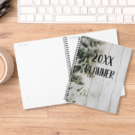 Eukalyptus-Blume auf Rustikalem Holz Planer