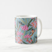 Eukalyptus-Blume mit Vögeln in Rosa und Blau Kaffeetasse (VorderseiteRechts)