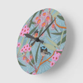 Eukalyptus-Blume mit Vögeln in Rosa und Blau Runde Wanduhr (Winkel)