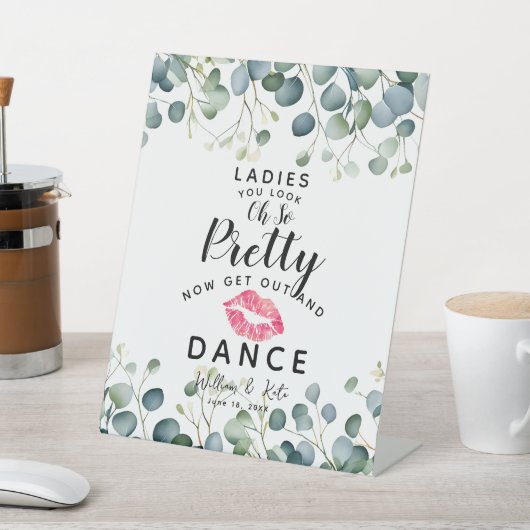 Eukalyptus-Damen tanzen schöne BATHROOM Hochzeit Sockelschild (In SItu)
