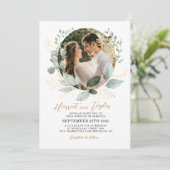 Eukalyptus-Foto Hochzeit in edlem Gold und Grün Einladung (Stehend Vorderseite)