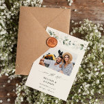 Eukalyptus Glow Foto Save the Date 2<br><div class="desc">Schicken Sie Ihr Save the Date im regulären Stil mit Ihrem Foto und einem Eukalyptus & Gold, handgemalten Kranz und Kalligraphie. Ideal für Hochzeiten und Verlobungen im Frühling und Sommer. Maßgeschneiderte Qualität ohne Sonderpreis, diese Einladung wird auf hochwertigen, beruflichen Druckern gedruckt. Und mit unseren Vorlagen können Sie ganz einfach Ihre...</div>