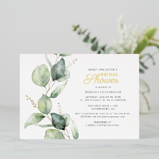 Eukalyptus Green Blätter Script Brautparty Gold Folieneinladung (Stehend vorne)