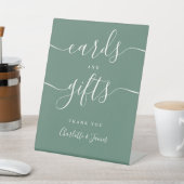 Eukalyptus Green Signature Script Cards und Gesche Sockelschild (In SItu)