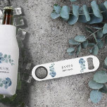 Eukalyptus Greenerity Wedding Party Personalisiert Speed Flaschenöffner<br><div class="desc">Personalisierter Bar-Schlüssel für Sie, um mit dem Namen eines jeden in Ihrer Hochzeitsfeier anpassen. Sie können auch die Namen der Braut und des Bräutigams und das Hochzeitstag hinzufügen. Dieses zarte Design hat einen Hauch von Eukalyptus-Blätter auf einem Aquarellspülmittel mit Aquarellgrün und Blätter in den Schattierungen von staubblauen Grau und Grün....</div>