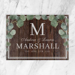 Eukalyptus Greenery Dark Wood Couple Wedding Gift Schneidebrett<br><div class="desc">Rustikales dunkelbraunes Holz mit Eukalyptus-Grün-Schneidebrett mit den Paaren Vornamen,  Nachname Monogramm,  vollständiger Nachname und Hochzeitstermin,  erhältlich in anpassbaren Vorlagen. Ein niedliches Grillgeschenk zum Thema Hochzeitsfeiern.</div>
