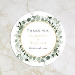 Eukalyptus Greenery Gold Sage Wedding Vielen Dank Runder Aufkleber<br><div class="desc">Diese Eukalyptusgrün Gold Salbei Hochzeit danke klassischen Rundaufkleber ist ein traumhaftes Ensemble, das das Wesen des Vintagen Charmes und der modernen Eleganz verkörpert. Mit handgefertigten Designs mit Eukalyptusgrün und staubigen Blumen aus der Rose, die mit goldgeometrischen Rahmen und Typografie in einem hellen, weißen und schlauen Hintergrund versehen sind. Entdecken Sie...</div>