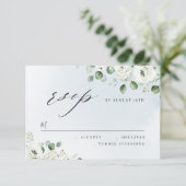 Eukalyptus grün blühende rustikale Hochzeit RSVP Karte (Stehend Vorderseite)