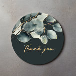 Eukalyptus grün hübsch danke Ihnen Aufkleber<br><div class="desc">Fügen Sie eine Touch der Eleganz zu Ihrem Dankeschön Geschenke oder Gastgeschenke Hochzeiten mit diesem atemberaubenden eucalyptus foliage "Danke" Aufkleber. Das Design zeichnet sich durch delikate Eukalyptus-Blätter mit subtilen goldenen Akzenten Set vor einem dunklen, luxuriösen grünen Hintergrund aus. Die Worte "Danke" sind in einem stilvollen, handgeschriebenen Skript in weichem Gold...</div>