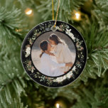 Eukalyptus-Grüne Weihnachten Keramik Ornament<br><div class="desc">Erschaffen Sie eine bezaubernde und personalisierte Urlaubsatmosphäre mit unserem "Botanischen Eukalyptus Greenery Custom Christmas Keramik Ornament". Dieses Ornament vereint das Wesen des Kontrastkerns mit seiner faszinierenden Eukalyptusgrün und dem botanischen Aquarellkranz. Der minimalistische Blätterkranz verleiht der Weihnachtsdekoration eine natürliche und erdige Touch. Mit der Möglichkeit, ein gepflegtes Foto in die Familie...</div>