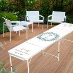 Eukalyptus-Grünkranz Beer Pong Tisch<br><div class="desc">Ein weißer Hintergrund, goldener Text. Personalisieren und fügen Sie Ihre Monogramm-Initialen, Namen und ein Datum ein. Die Einrichtung besteht aus einem klassischen Kranz mit Eukalyptus-Pflanzen.</div>