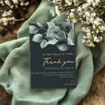 Eukalyptus hübsch Wedding Table Dankeschön Karte<br><div class="desc">Mit dieser raffinierten Dankeschön-Karte mit einem atemberaubenden Eukalyptusfoliage-Design bedanken Sie sich stilvoll. Die Worte "Danke" sind wunderschön in einem luxuriösen, handgeschriebenen Stil geschrieben und vor dem dunkelgrünen Hintergrund stehend. Unter der eleganten Schrift wird eine persönliche Dankesbotschaft in einem zeitlosen Serif-Schriftart angezeigt, der Ihren Gästen Platz für herzliche Worte bietet. Die...</div>