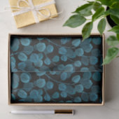Eukalyptus in blau seidenpapier (Geschenk)